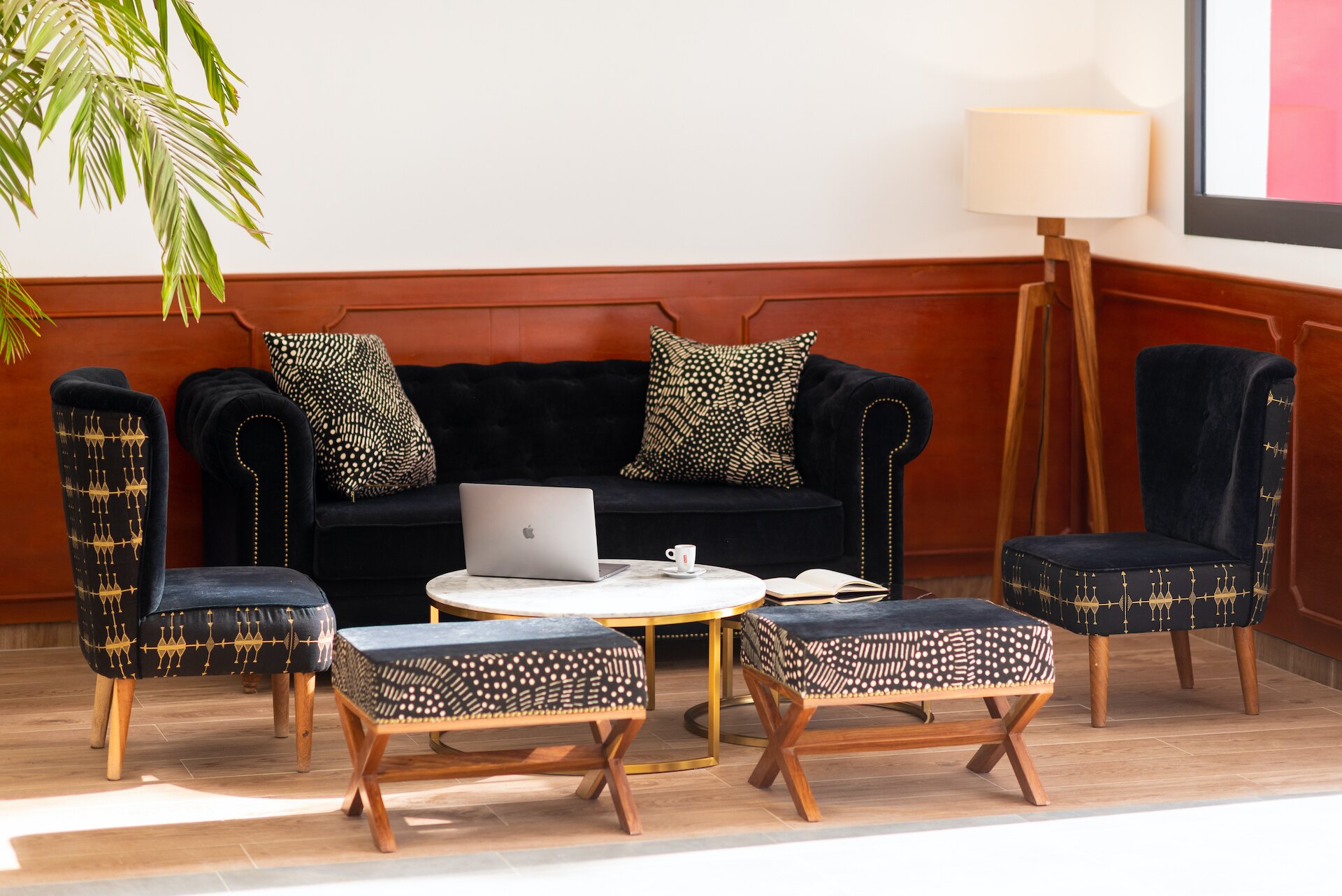 Espace lounge dans le lobby de L’Adresse Dakar