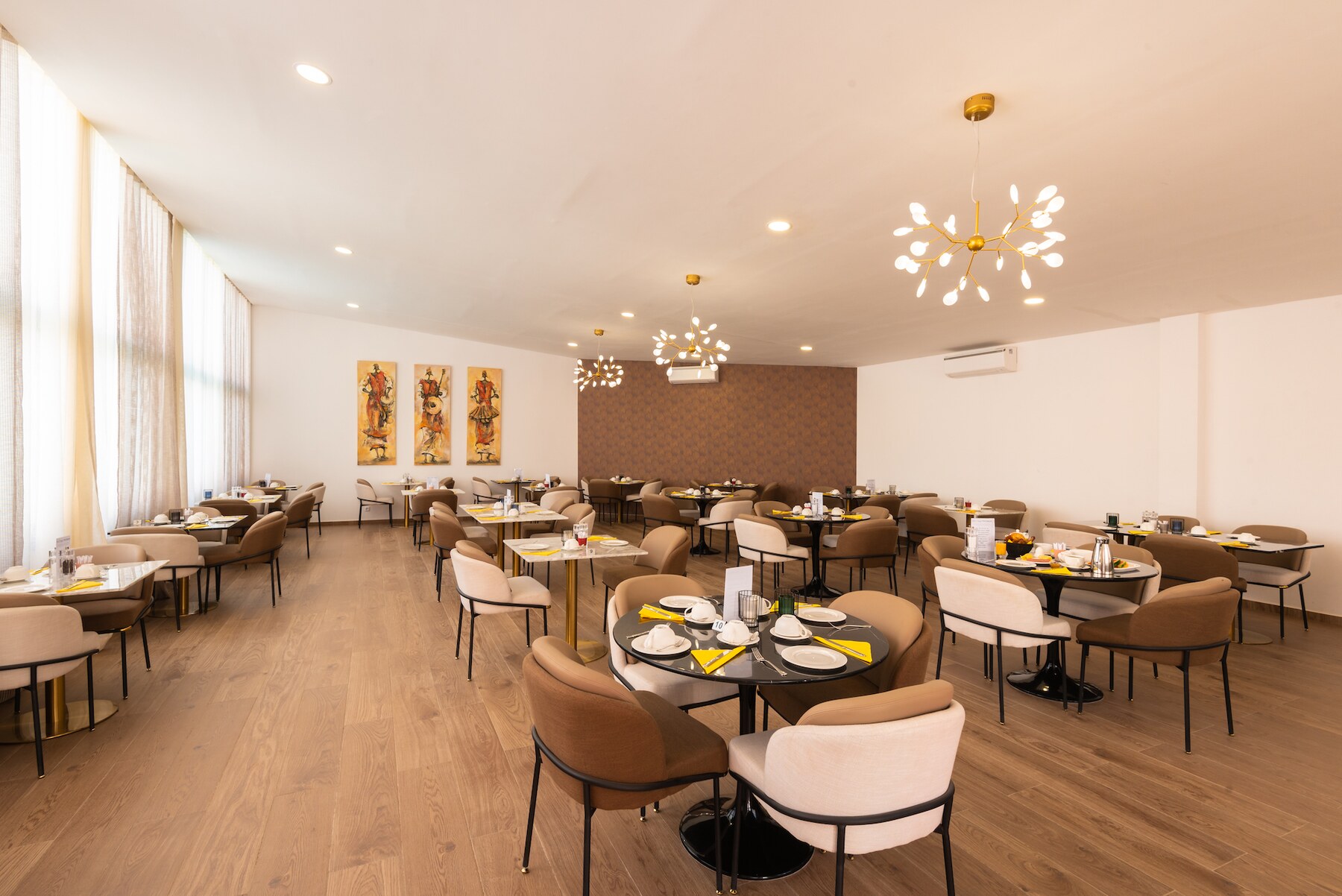 Salle intérieure lumineuse du restaurant Le Baobab