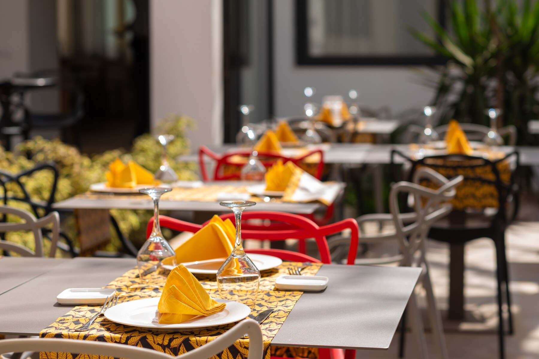 Table dressée sur la terrasse du restaurant Le Baobab