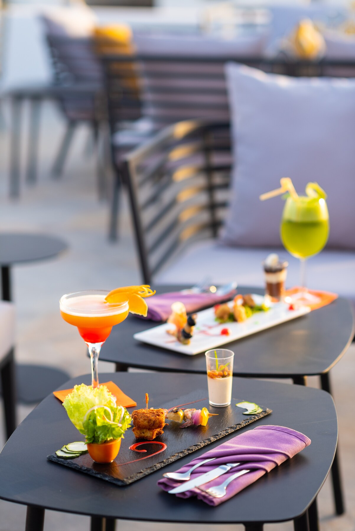 Cocktails colorés servis sur le rooftop Le Cactus